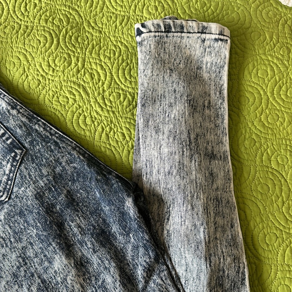 Distressed Jeans - Picture 2 of 9